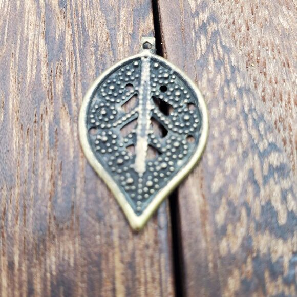 Jewelry - Leaf charm pendant‎
